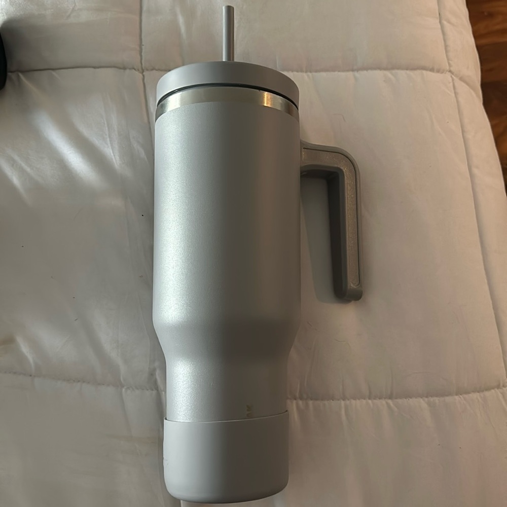 Limited edition grey HydraPeak cup, with matching grey boot.